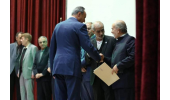 تقدیر از مولفین کتاب عفونتها و مسمومیت های غذایی باکتریایی در جشن کتاب دانشگاه تبریز